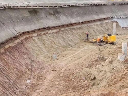 梅里斯基坑边坡加固